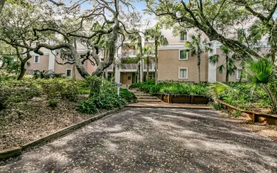 Charming Villa Just Steps to Beach & Shared Pool W/central AC, Private WD, Wifi