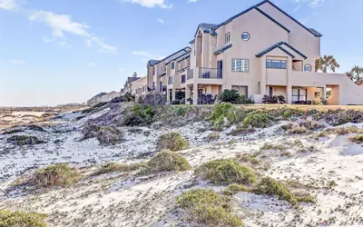 Lovely Oceanfront Townhome W/free Wifi, Central AC, Shared Pool, Private W/D