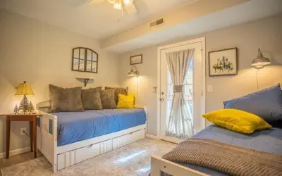 FIREFLY LODGE E