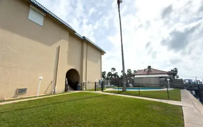 Bayfront W/docks & Fish 3 Patios Prime Location 2 Bedroom Apts