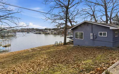 Charming & Cozy Waterfront Cabin at 21mm Near Shorty Pants