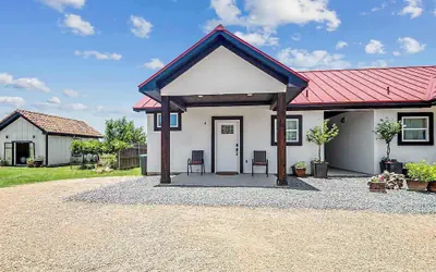 Pet Friendly W/hot-tub-six Minutes to Downtown!