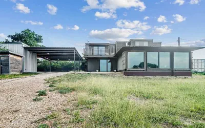 Luxury 4-bedroom Container Home, Hot-tub & Firepit