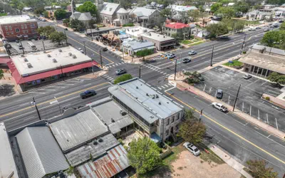 Two Suite Getaway With Balcony Overlooking Main St
