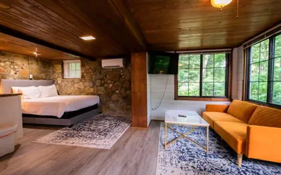 2 BDR Cottage Studio 15 Min to Town Free Tix