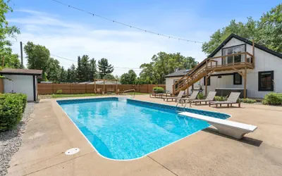 Pool Hot Tub 5 min to ND Coffee Bar Games