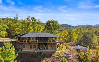 5B 4B Luxe Cabin w Hot Tub Firepit Game Room