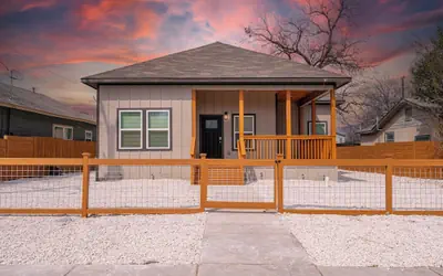 Sleek 3 Bedroom 2 Bath Just 5 Minutes to Downtown