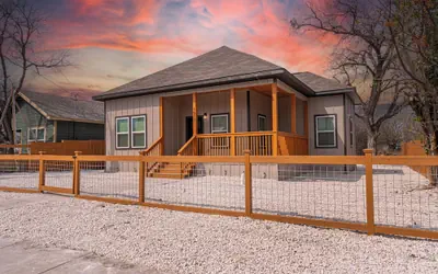 Sleek 3 Bedroom /2 Bath Just 5 Minutes to Downtown