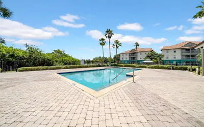 Vibrant 2BR 2BA w King Bed Pool Gym 11