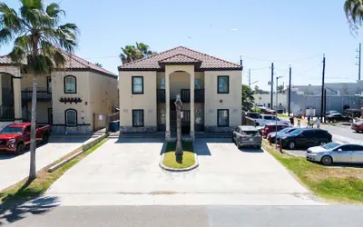 Near Beach Retreat - Ground Floor - Pool - Walk To All 2 Bedroom Apts