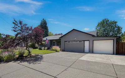 The Mixture - Hot Tub, Fire Pit & Covered Outdoor Dining 3 Bedroom Home
