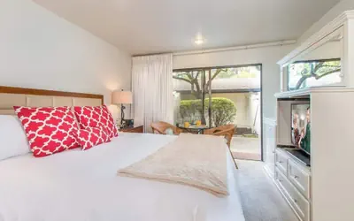 Romantic Napa Escape Prime Location King Bed, Private Patio & Pool
