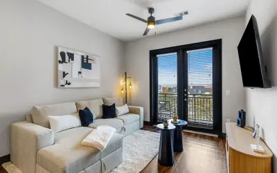 12 Min to Downtown Pool Balcony Free Parking