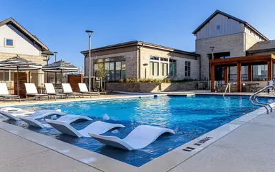 Stylish Workerfriendly 2BR Home + Gym Pool & Lndry