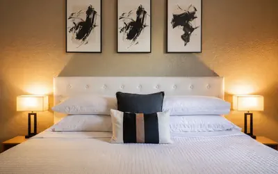 King Suite - 10 min to Ft Moore