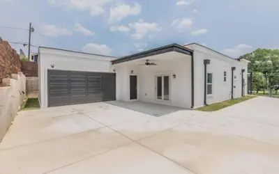 632 4 Large Bedrooms Spacious Private Yard