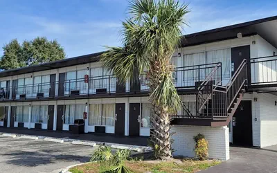 Paramount Lakeside Inn & Suites