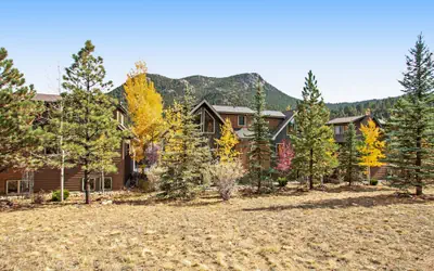 3BR Three-story Home With Epic Mountain Views & Fireplace