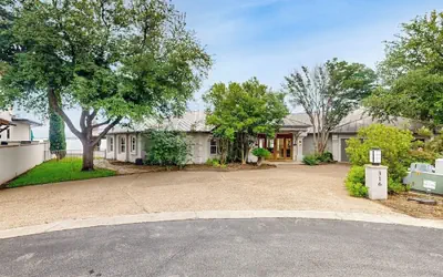 Luxe Lakefront Retreat With Private Pool, Spa, Lakeside Terrace, Gourmet Kitchen