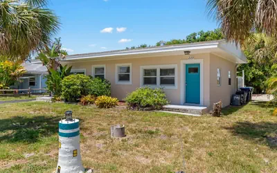 5 Mins to Nokomis Beach Tropical Bungalow