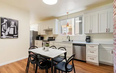 Big & Beautiful 6 Bedroom 2.5 Bath