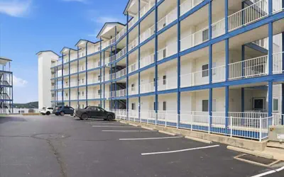 Lakefront Updated Condo at 2mm w/ 2 Pools, Hot Tub, Boat Slip