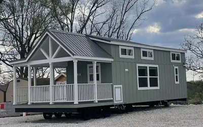Lookout Tiny Home Near Marina, Dock Access & Dining