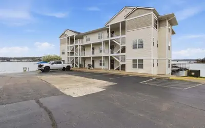 Bright Lakefront Condo, Amazing Views, Pools, Hot Tub