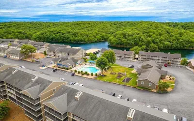 Lakefront Condo With Boat Slip, Heated Pool & Boat Launch