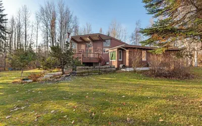 Anchorage Studio Bordering an Active Salmon Stream