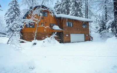 Quiet Apartment-above-garage a Block From Skiing