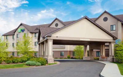 Holiday Inn Express & Suites Bradley Airport by IHG
