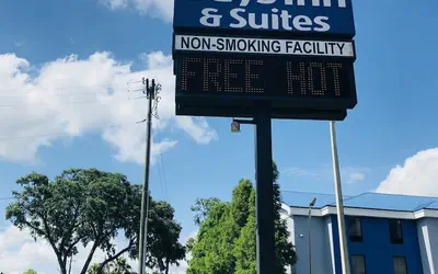 Days Inn & Suites by Wyndham Lakeland