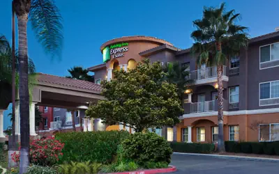 Holiday Inn Express & Suites Corona by IHG