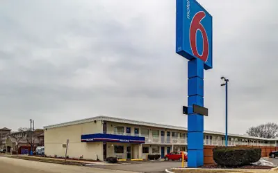 Motel 6 Joliet, IL - I-80