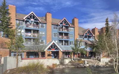 Cozy + Convenient 1br - Just Steps To Vibrant Apres-ski 4ppl 1 Bedroom Condo by RedAwning