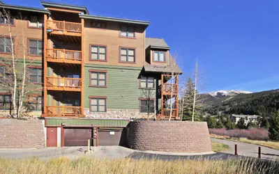 2640 Tenderfoot 3 Bedroom Condo by RedAwning