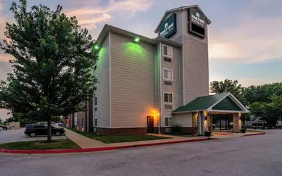 HomeTowne Studios & Suites by Red Roof Bentonville