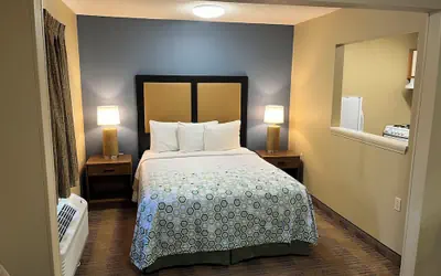 HomeTowne Studios & Suites by Red Roof Greensboro