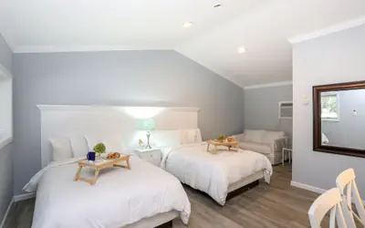 Hamlet Inn - PASSES TO COOPERS BEACH