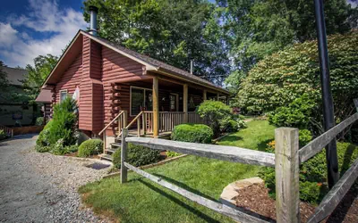 Mountainaire Inn and Log Cabins