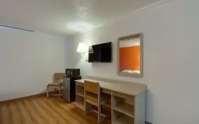 Motel 6-Waukegan, IL