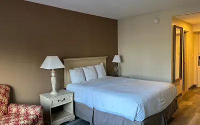 Hilltop Inn & Suites