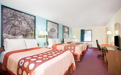 Super 8 by Wyndham Forest Park