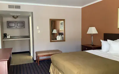 Silver Spur Vintage Inn & Suites