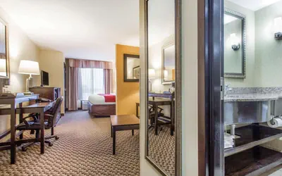 Comfort Suites Clinton near Presbyterian College