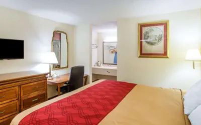Econo Lodge Inn & Suites Macon West