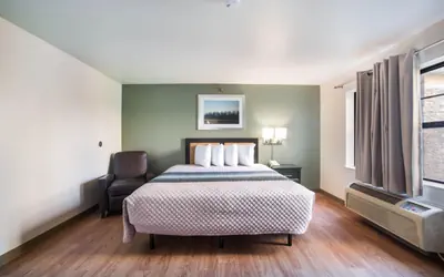 HomeTowne Studios by Red Roof St. Louis - Airport/N Lindbergh