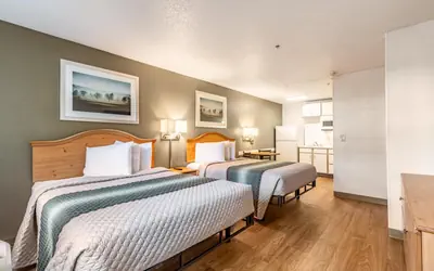HomeTowne Studios by Red Roof Atlanta - Peachtree Corners